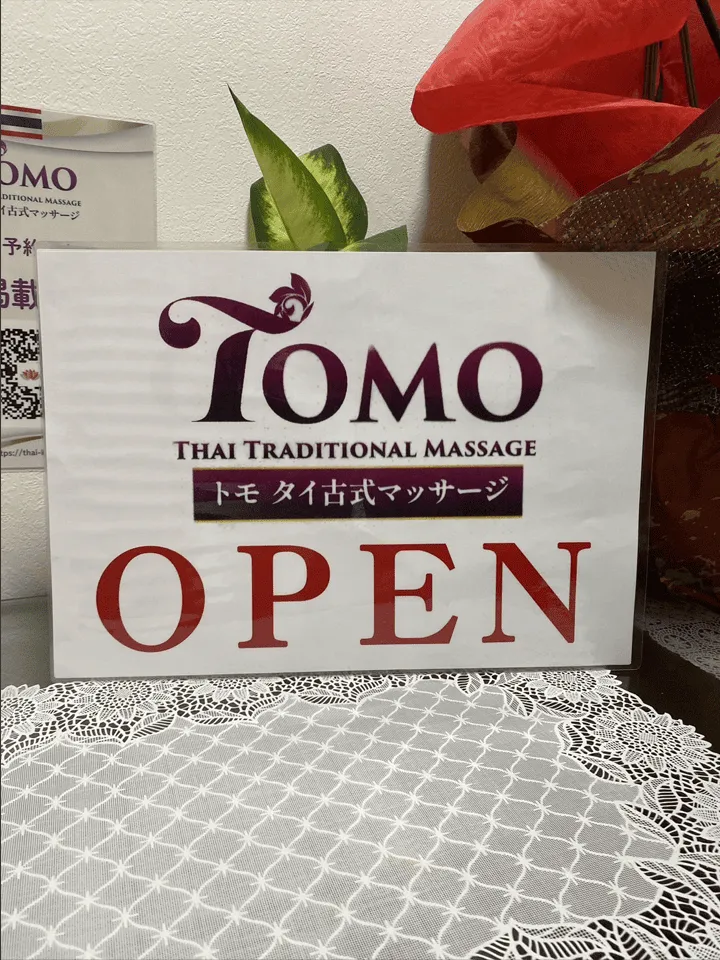 TOMOタイ古式マッサージの店内に設置されたOPEN看板